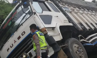 Truk tronton usai tabrakan. (DETAIL/ist)