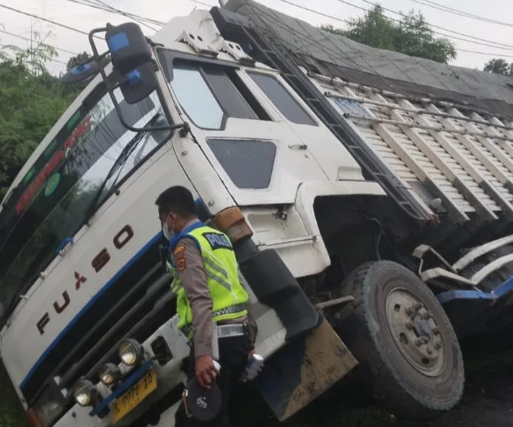 Truk tronton usai tabrakan. (DETAIL/ist)