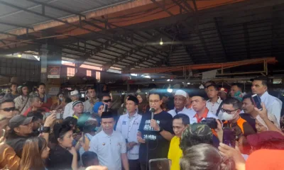 Anies saat mengunjungi pasar Angso Duo. (DETAIL/Juan)