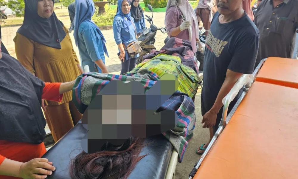 Jenazah korban penikaman oleh orang tidak dikenal saat dibawa ke RSUD kolonel Abundjani Bangko. (DETAIL/ist)