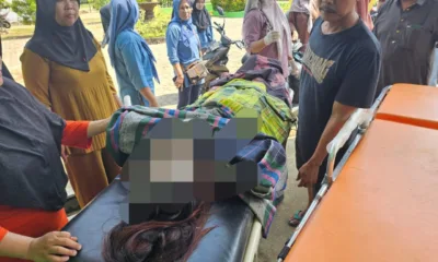 Jenazah korban penikaman oleh orang tidak dikenal saat dibawa ke RSUD kolonel Abundjani Bangko. (DETAIL/ist)