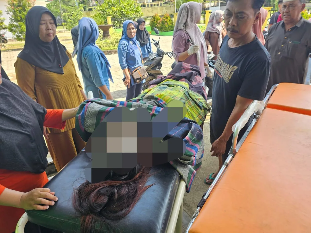 Jenazah korban penikaman oleh orang tidak dikenal saat dibawa ke RSUD kolonel Abundjani Bangko. (DETAIL/ist)