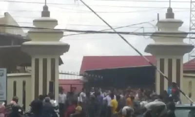 Puluhan warga SAD saat geruduk Polres Merangin di hadang personil polres di depan pintu masuk dan sempat jadi tontonan warga. (DETAIL.ID/ist)