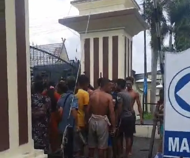 Suku Anak Dalam Saat Didorong Keluar dari Mapolres Merangin. (DETAIL.ID/ist)