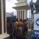 Suku Anak Dalam Saat Didorong Keluar dari Mapolres Merangin. (DETAIL.ID/ist)