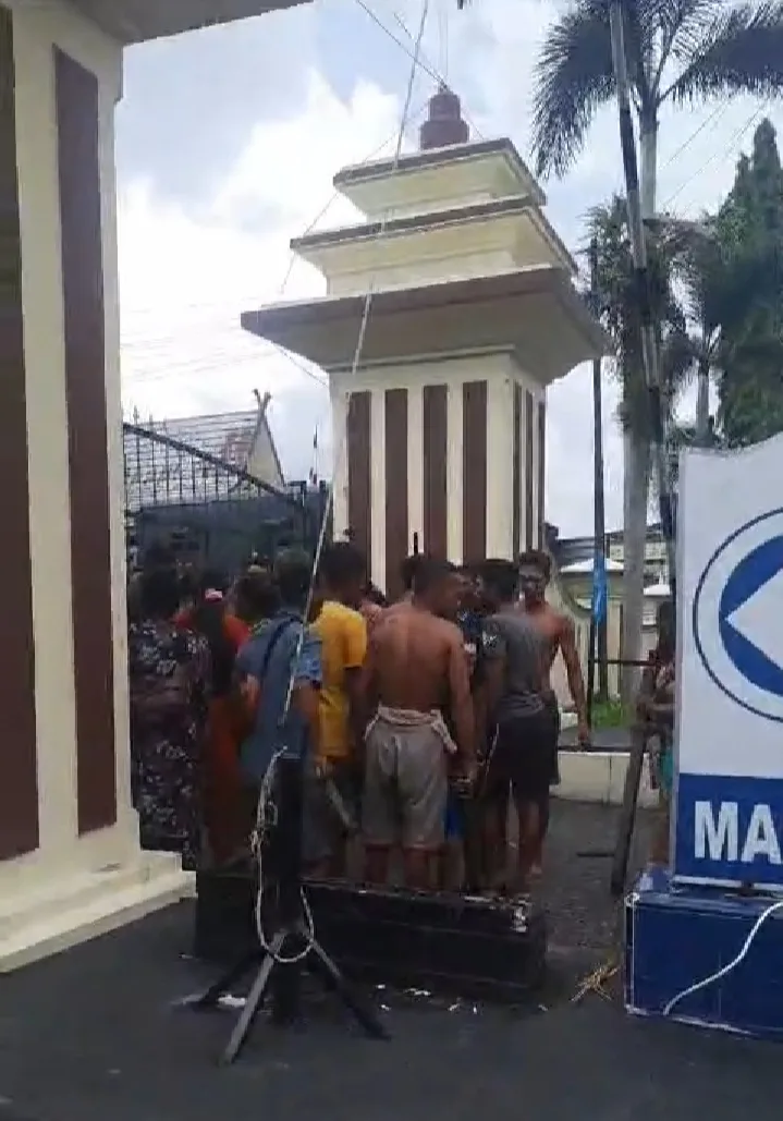 Suku Anak Dalam Saat Didorong Keluar dari Mapolres Merangin. (DETAIL.ID/ist)