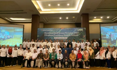 Para peserta Diseminasi Hasil Sensus Pertanian 2023 BPS Sumut berfoto bersama di sela-sela acara.