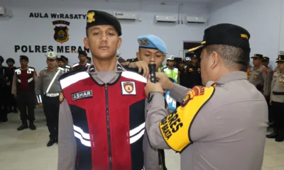 Kapolres Merangin saat menyematkan tanda pengamanan nataru. (DETAIL/ist)