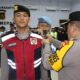 Kapolres Merangin saat menyematkan tanda pengamanan nataru. (DETAIL/ist)
