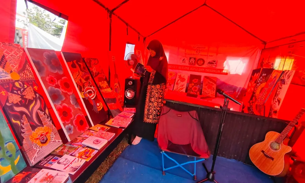 Lukisan dan buku antologi puisi dan cerpen ikut dipamerkan di stan pameran di lokasi Merangin Expo. (DETAIL/ist)