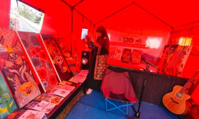 Lukisan dan buku antologi puisi dan cerpen ikut dipamerkan di stan pameran di lokasi Merangin Expo. (DETAIL/ist)