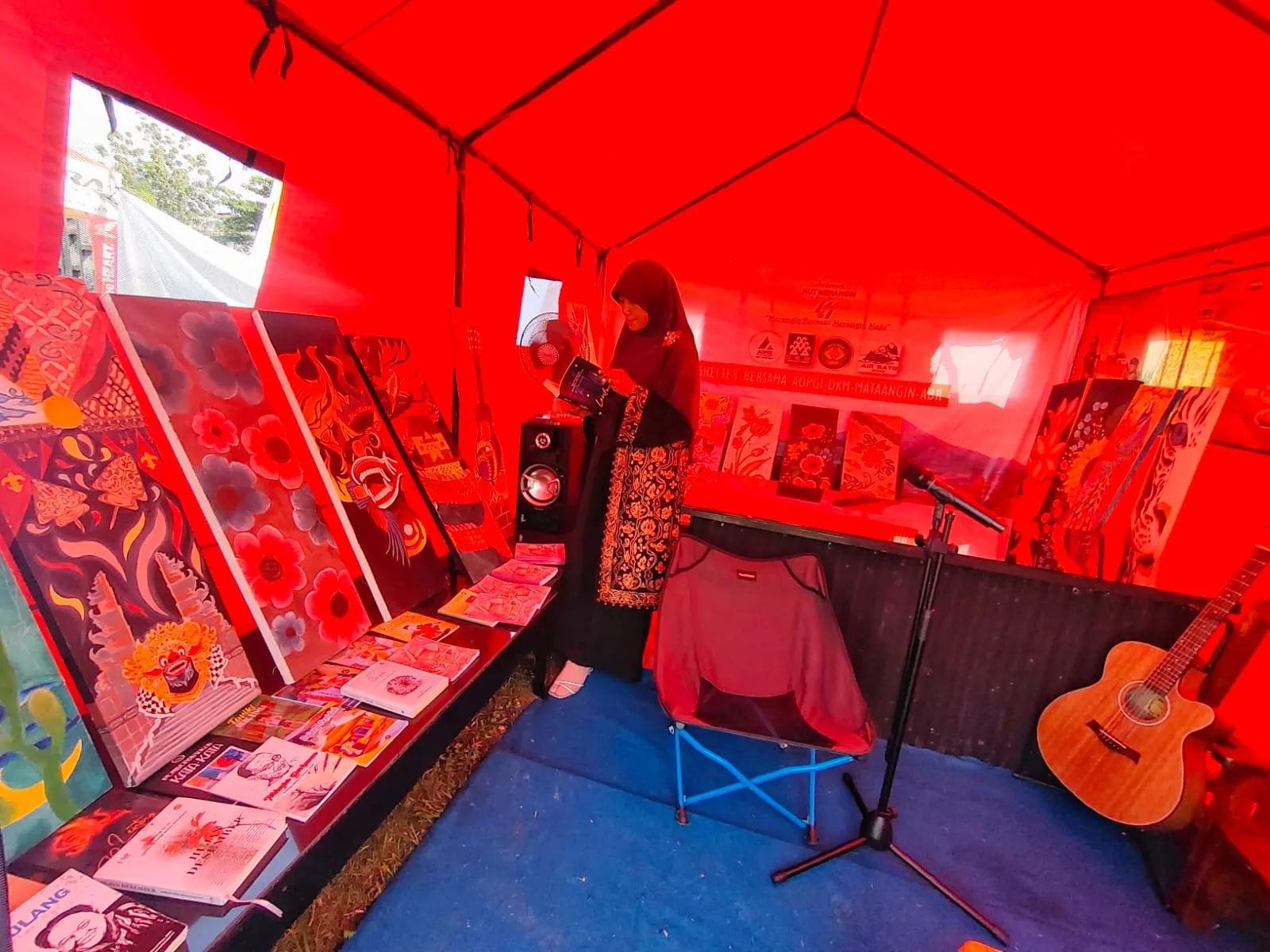 Lukisan dan buku antologi puisi dan cerpen ikut dipamerkan di stan pameran di lokasi Merangin Expo. (DETAIL/ist)