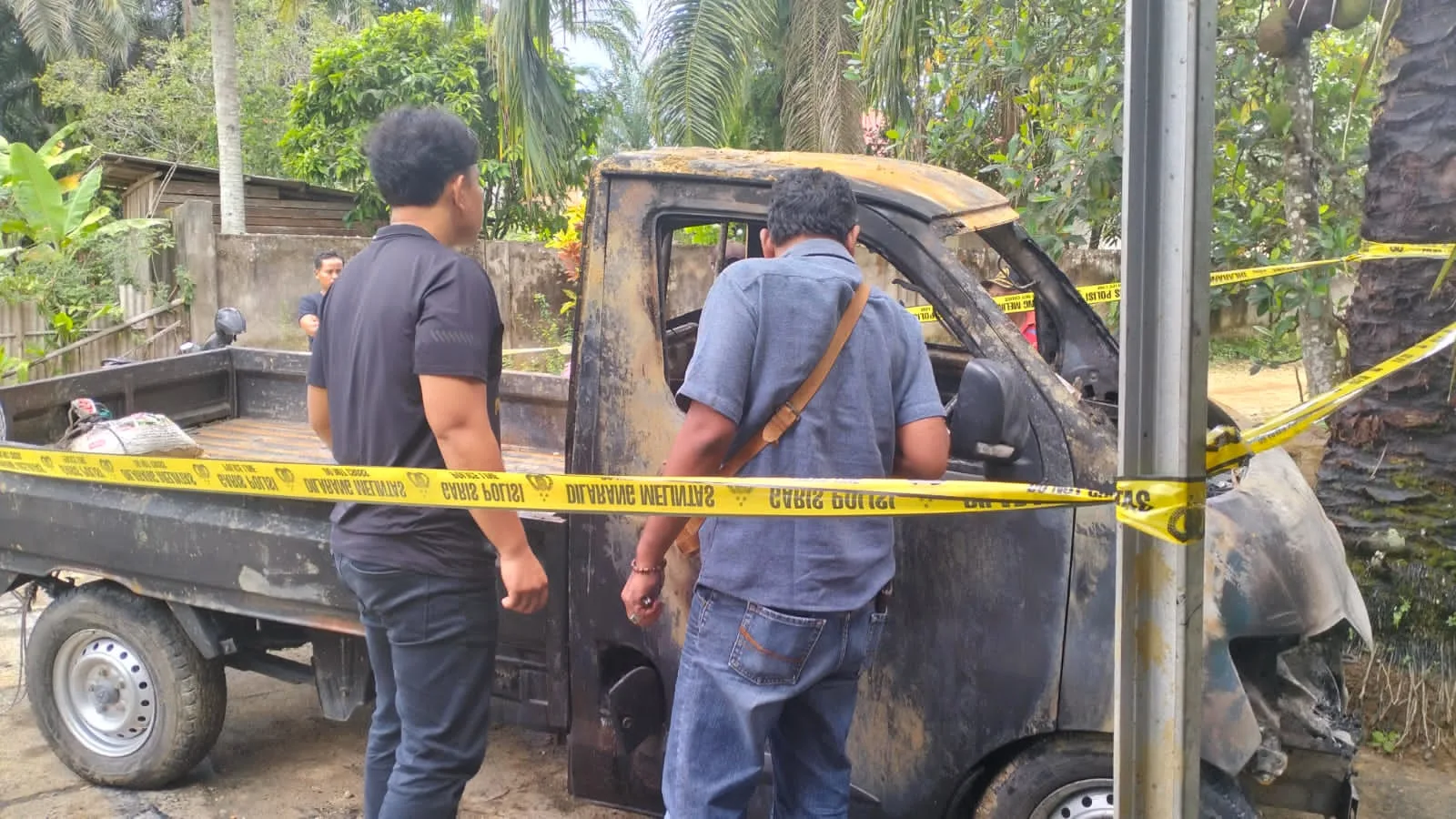 Mobil milik Deden, salah satu caleg PPP yang dibakar orang tidak dikenal. (DETAIL/ist)