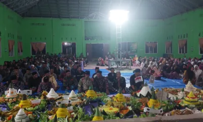 Puluhan nasi tumpeng saat perayaan HUT Desa Tambang Emas ke-41. (DETAIL/Daryanto)