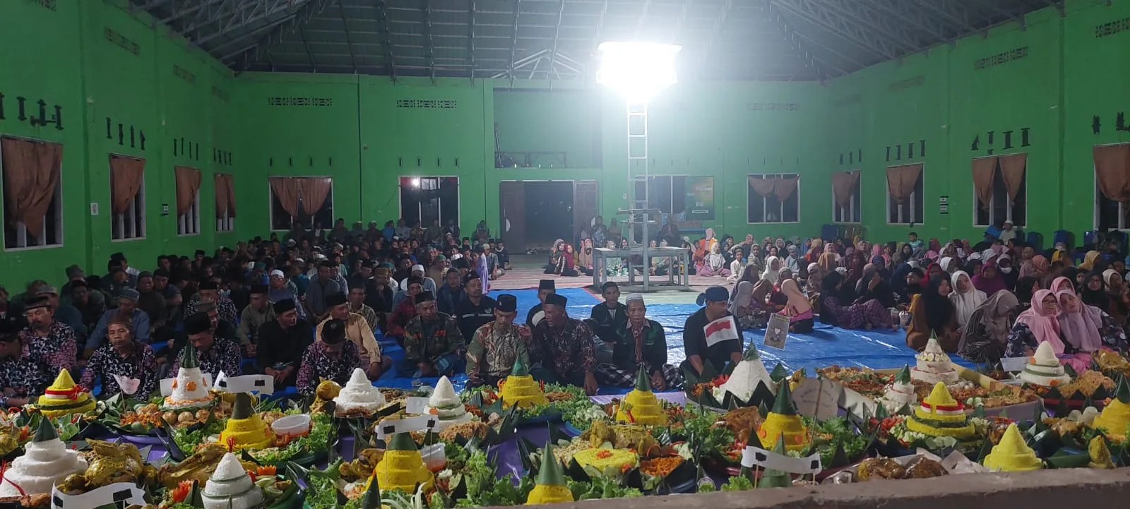 Puluhan nasi tumpeng saat perayaan HUT Desa Tambang Emas ke-41. (DETAIL/Daryanto)