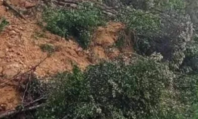 Tanah longsor yang menutup jalan Desa Tiaro, Kecamatan Muara Siau. (DETAIL/ist)