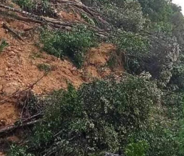 Tanah longsor yang menutup jalan Desa Tiaro, Kecamatan Muara Siau. (DETAIL/ist)