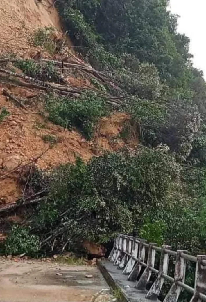 Tanah longsor yang menutup jalan Desa Tiaro, Kecamatan Muara Siau. (DETAIL/ist)