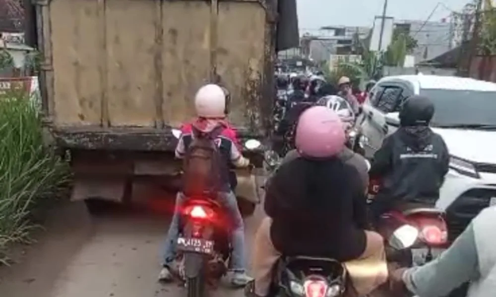 Kondisi kemacetan imbas jembatan jebol. (DETAIL/Yuda)