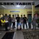Pelaku usai diamankan polisi dari lokasi pelariannya. (DETAIL/ist)