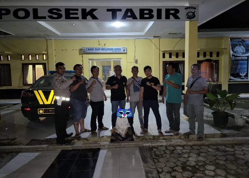 Pelaku usai diamankan polisi dari lokasi pelariannya. (DETAIL/ist)