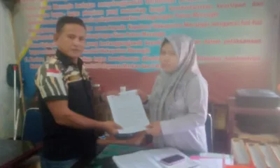 Ketua Pekat IB Merangin, Yuzerman Buyung saat menyerahkan laporannya ke Polres Merangin. (DETAIL/Daryanto)