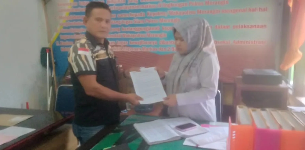 Ketua Pekat IB, Yuzerman Buyung saat melaporkan kecurangan kelulusan P3K . (DETAIL/Daryanto)