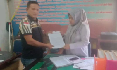 Ketua Pekat IB, Yuzerman Buyung saat melaporkan kecurangan kelulusan P3K . (DETAIL/Daryanto)