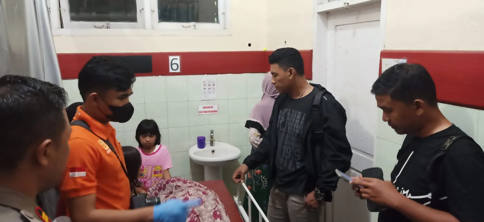 Petugas identifikasi saat di RSUD Bangko. (DETAIL/ist)