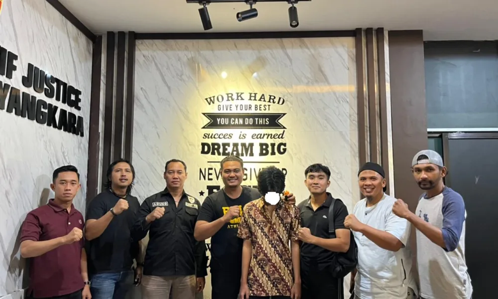 Pelaku berbaju batik dan menunduk, usai ditangkap polisi dari persembunyiannya. (DETAIL/ist)