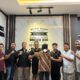 Pelaku berbaju batik dan menunduk, usai ditangkap polisi dari persembunyiannya. (DETAIL/ist)