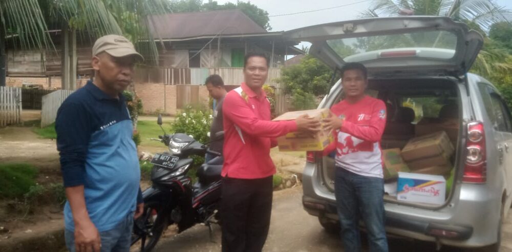 Mie instan dan air mineral kemasan diserahkan untuk korban banjir Desa Pulau Bayur. (DETAIL/Daryanto)
