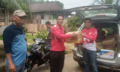 Mie instan dan air mineral kemasan diserahkan untuk korban banjir Desa Pulau Bayur. (DETAIL/Daryanto)