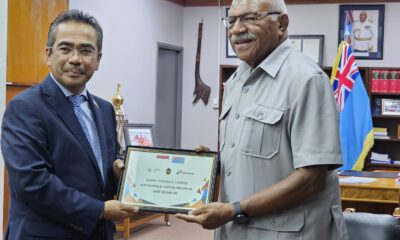 Dubes RI untuk Fiji, Dupito D Simamora memberikan bantuan dana hibah sebesar USD 25.000 kepada PM Fiji untuk pengembangan Proyek Kopi. (Sumber foto: Kedubes RI di SUVA, Fiji)