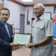 Dubes RI untuk Fiji, Dupito D Simamora memberikan bantuan dana hibah sebesar USD 25.000 kepada PM Fiji untuk pengembangan Proyek Kopi. (Sumber foto: Kedubes RI di SUVA, Fiji)