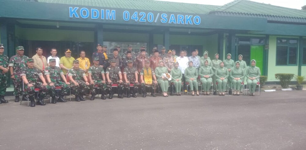 Pangdam II Sriwijaya, Mayjen TNI Yanuar AdiL saat di Makodim 0420/Sarko. (DETAIL/Daryanto)