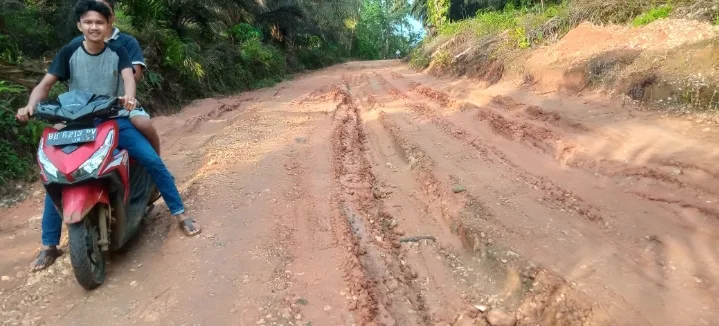 Salah satu ruas jalan yang belum diaspal di salah satu kecamatan di Pamenang Selatan. (DETAIL/Daryanto)