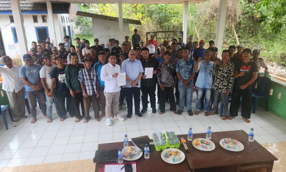 Masyarakat Desa Koto Kandis Dendang bersama kuasa hukumnya JM Dirgantoro & Associates Law Firm. (DETAIL/ist)