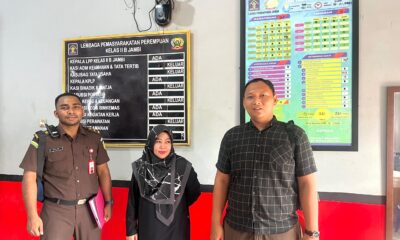 Terpidana (tengah) dieksekusi Jaksa ke LP Kelas II B Jambi. (DETAIL/ist)