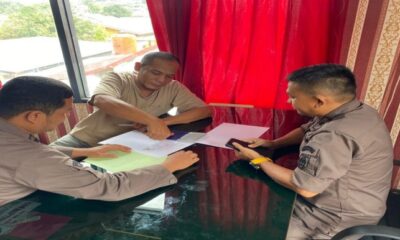 Jaksa bersama terpidana AH sebelum ditahan. (DETAIL/ist)