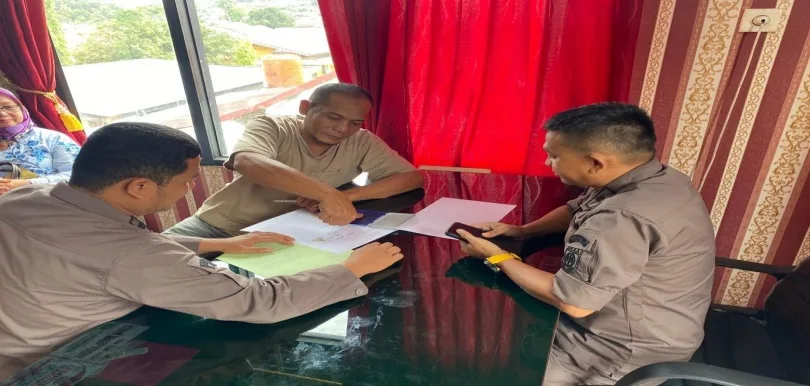 Jaksa bersama terpidana AH sebelum ditahan. (DETAIL/ist)