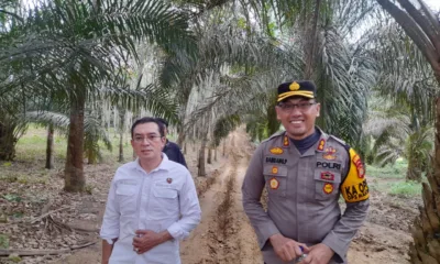 Dir Krimsus Polda Jambi, Kombes Pol Bambang Yugo Pamungkas (putih) dan Kapolres Batanghari, AKBP Bambang Purwanto turun dari TKP. (DETAIL/Juan)