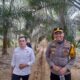 Dir Krimsus Polda Jambi, Kombes Pol Bambang Yugo Pamungkas (putih) dan Kapolres Batanghari, AKBP Bambang Purwanto turun dari TKP. (DETAIL/Juan)