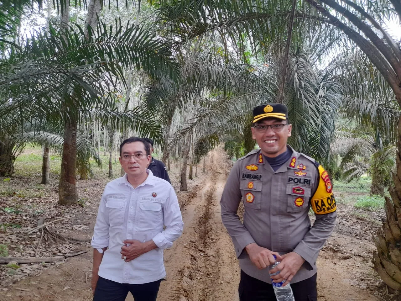 Dir Krimsus Polda Jambi, Kombes Pol Bambang Yugo Pamungkas (putih) dan Kapolres Batanghari, AKBP Bambang Purwanto turun dari TKP. (DETAIL/Juan)