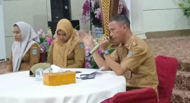 Asisten I Merangin, Sayuti saat memimpin mediasi 59 anggota Pol PP marah karena idak dihadiri Kasatpol PP Merangin, Shobraini. (DETAIL/ist)