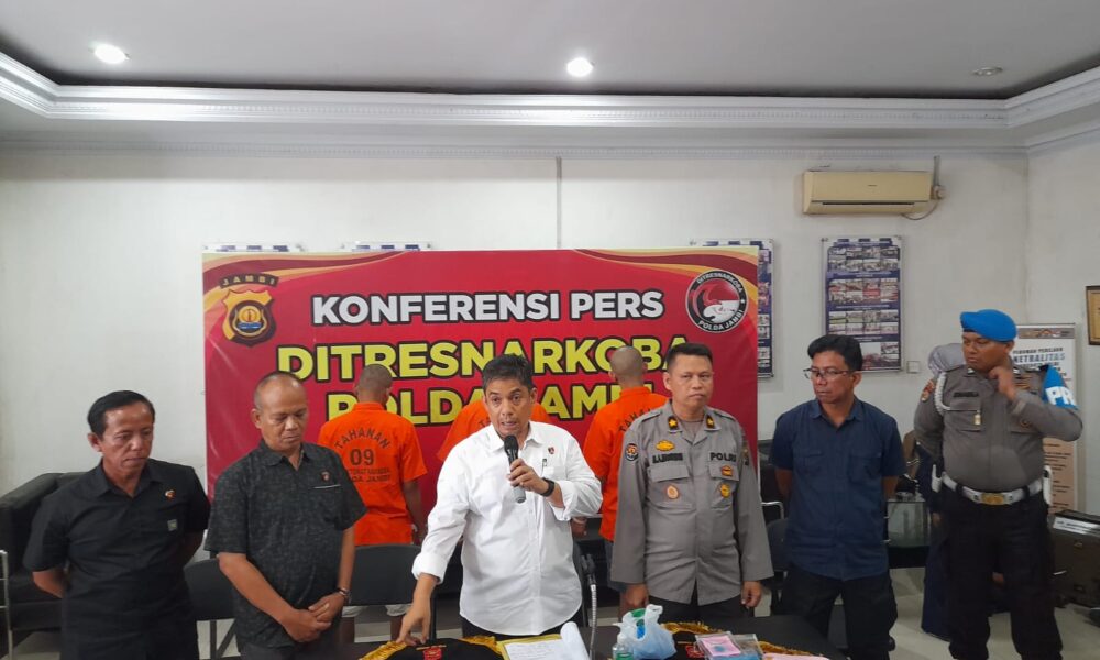 Wadir Narkoba Polda Jambi, AKBP Andi M Ichsan saat memimpin konferensi pers. (DETAIL/Juan)