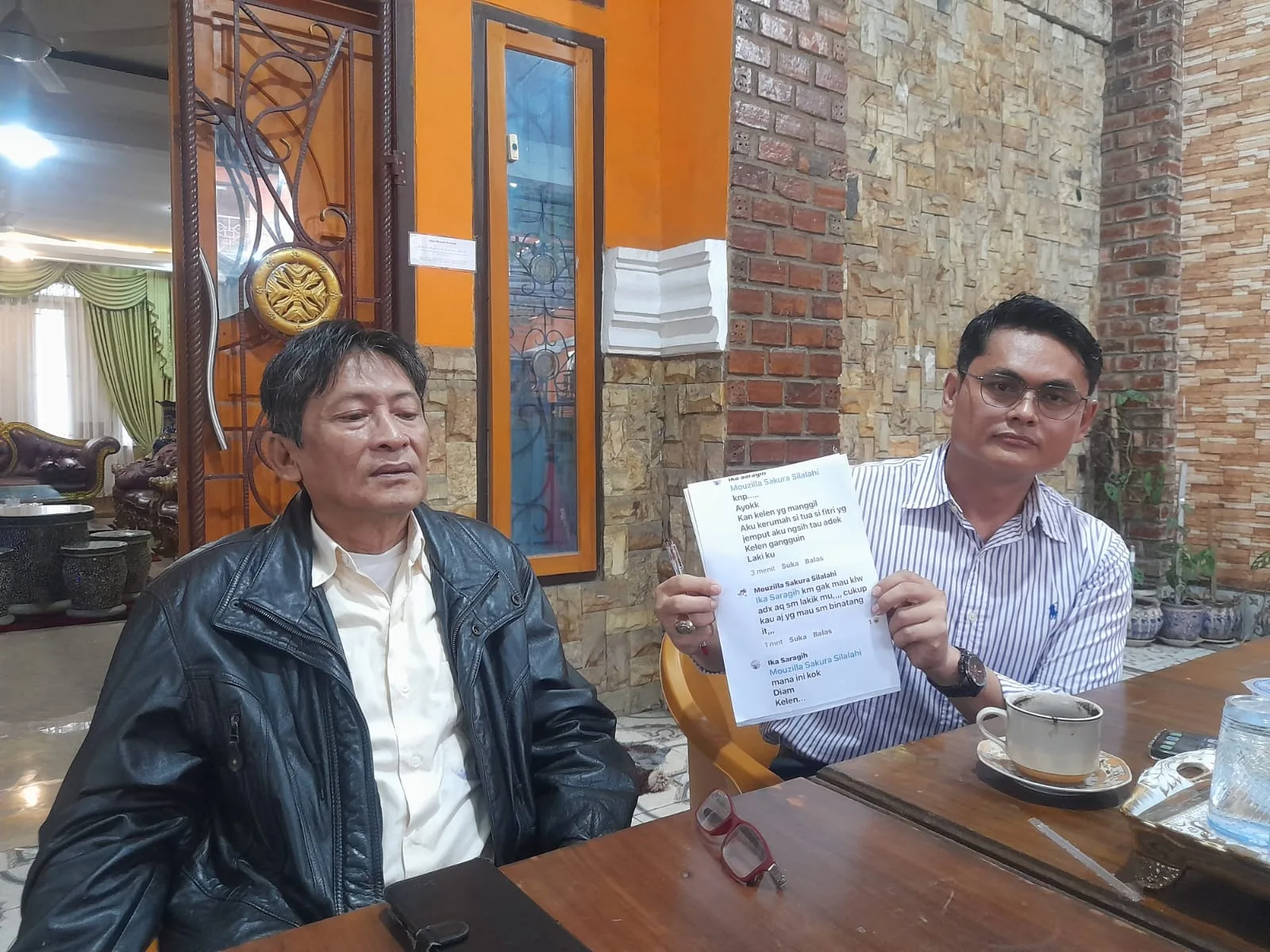 Donal Lubis (putih) dari kantor Hukum Donal Lubis, S.H & Partner. (DETAIL/Juan)