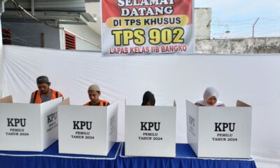 Warga binaan Lapas Kelas II Bangko saat mencoblos di bilik untuk menentukan pilihannya. (DETAIL/ist)