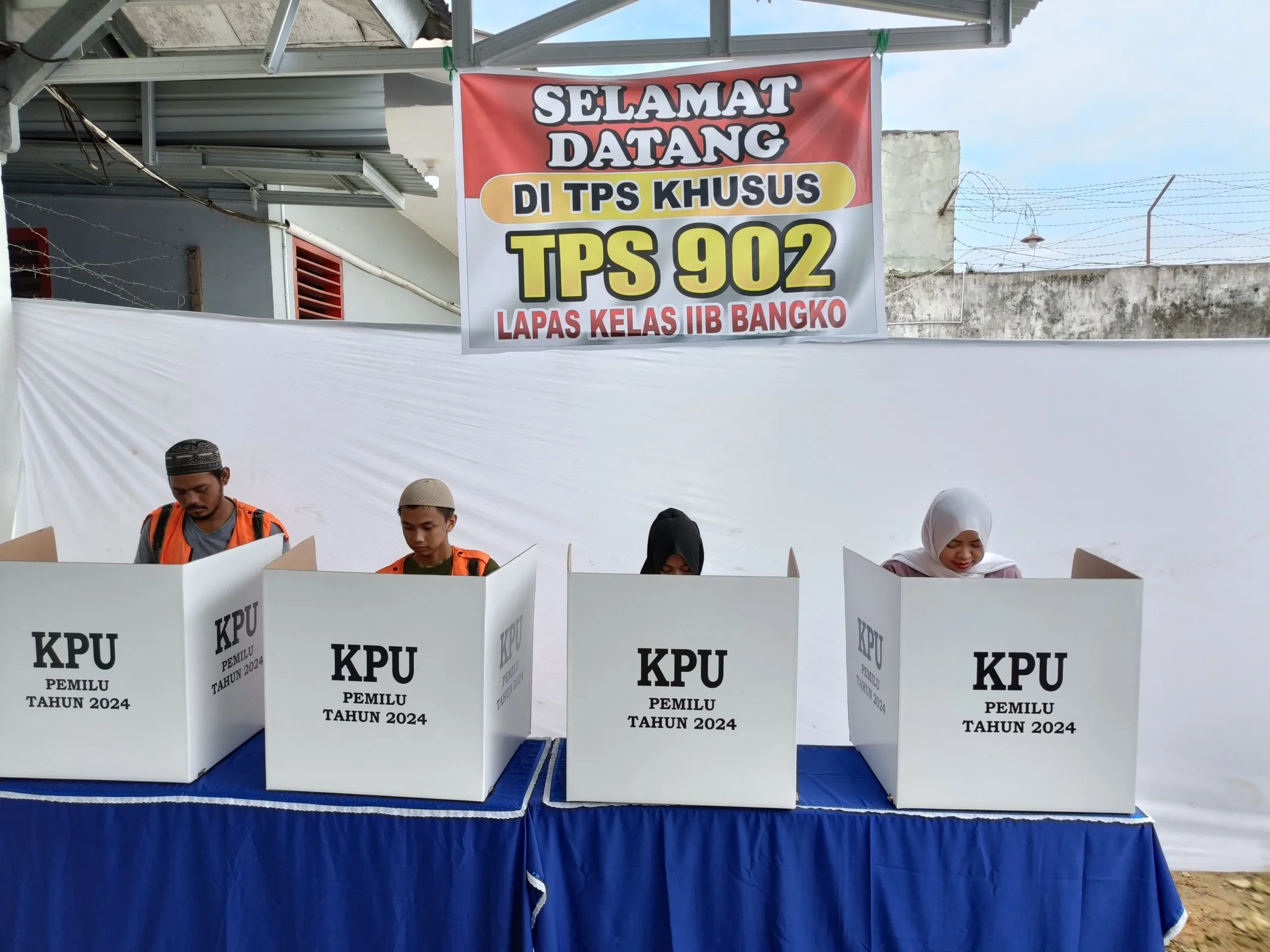 Warga binaan Lapas Kelas II Bangko saat mencoblos di bilik untuk menentukan pilihannya. (DETAIL/ist)