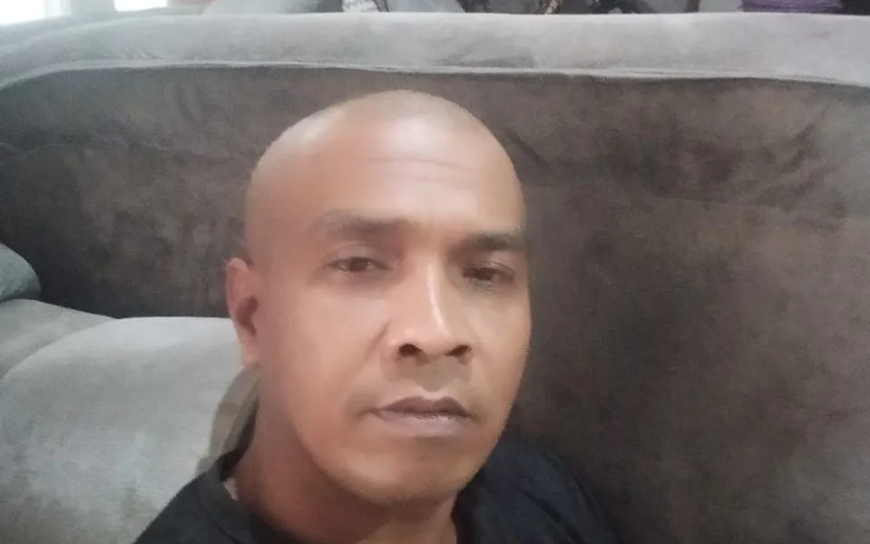 Suheri, salah satu simpatisan Prabowo -Gibran usai mencukur rambutnya hingga gundul. (DETAIL/ist)